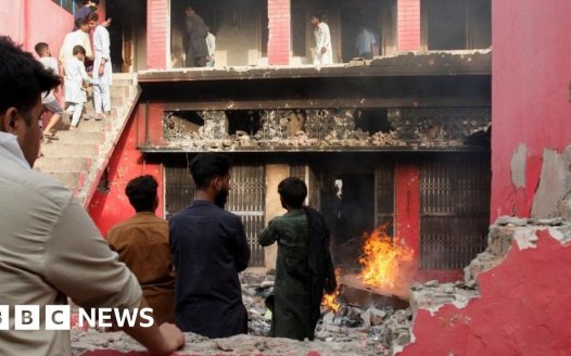 Pakistan: More than 100 arrested after churches burned
