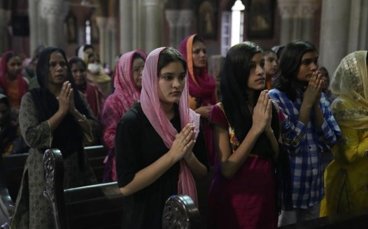 Pakistan hands out cash to Christians who lost homes in 'blasphemy' rioting