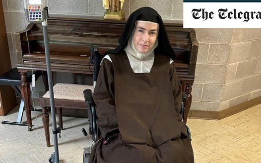 US: Mother superior accused of 'sexting' priest is backed by her nuns